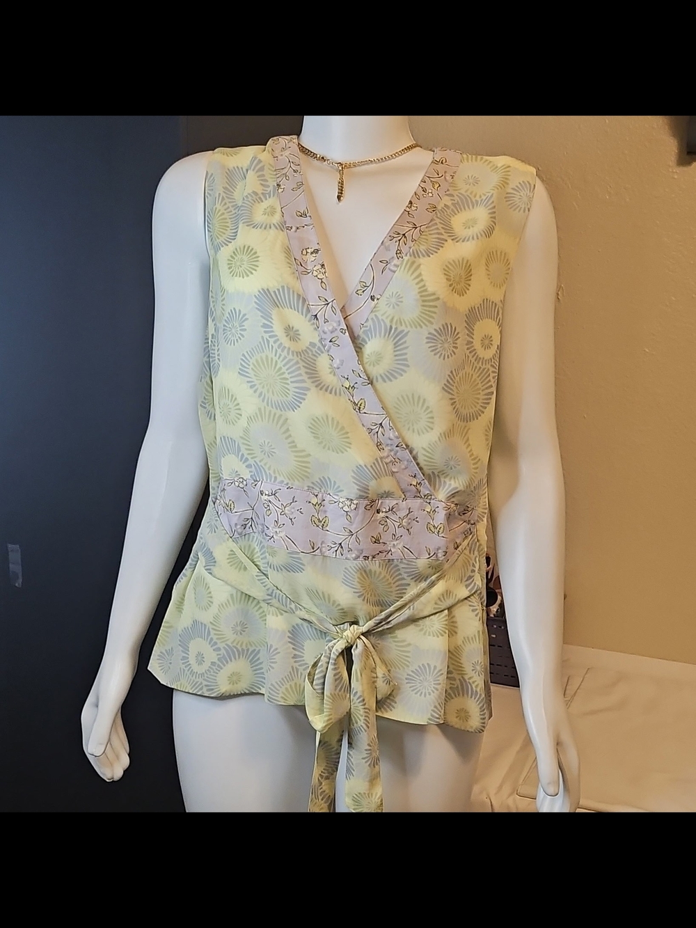 Gloria Vanderbilt Women Sleeveless V-Neck Tie Front Floral Chiffon Blouse 14